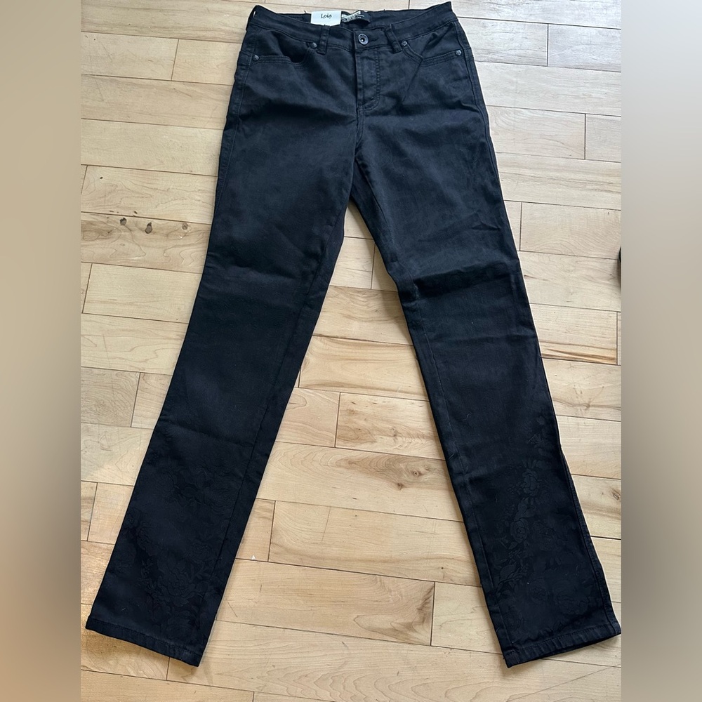 Black Skinny Jeans with Sleek Design